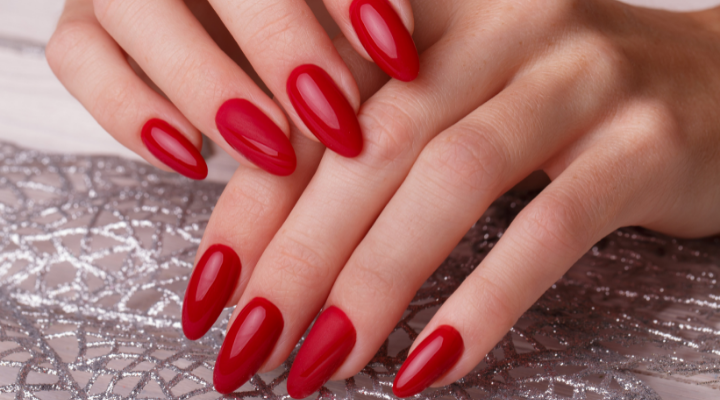 Unhas de gel esmaltadas de vermelho