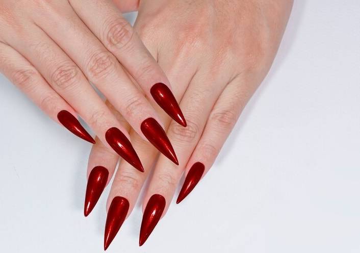 Unhas pintadas de vermelho no formato stiletto