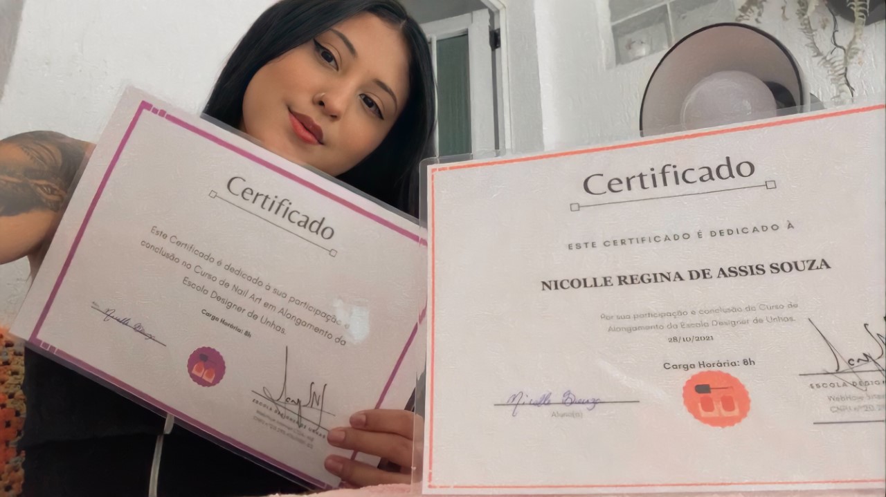 Foto de aluna com certificados