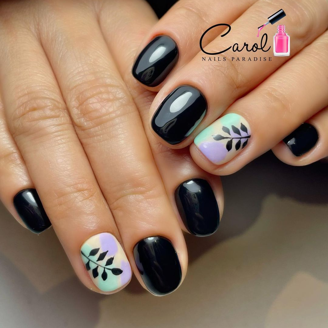 Black nails decorated with leaves design