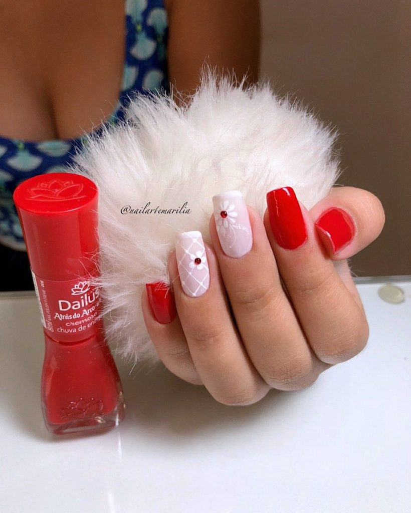 Unhas vermelhas com branco