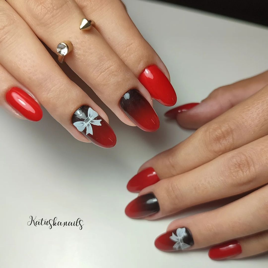 Decoração em unhas vermelhas com preto