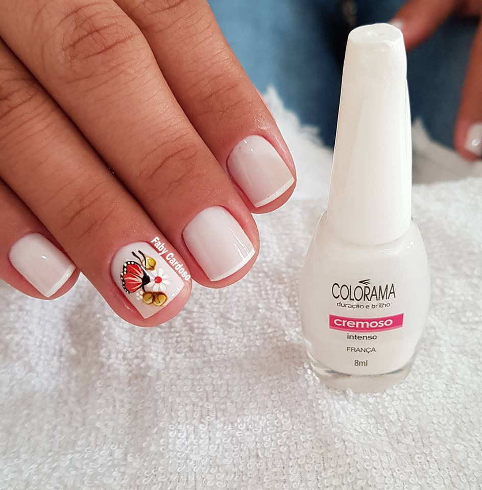 Unhas das mãos pintadas com esmalte clarinho