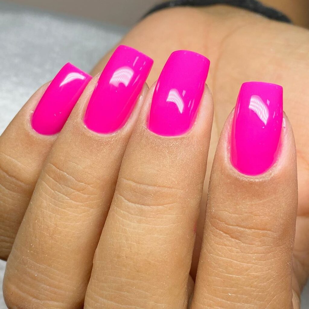 Unhas pintadas com esmalte em gel rosa 