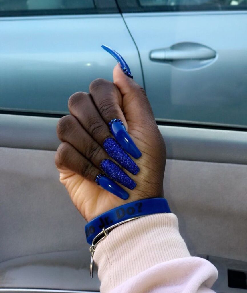 Unhas pintadas de azul médio pele negra