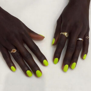 Unhas das mãos com esmalte verde neon