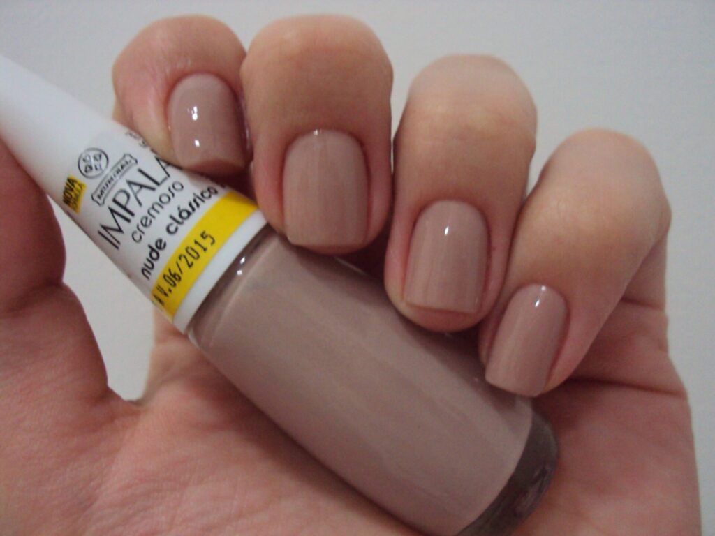 Unhas pintadas com esmalte nude clássico da Impala