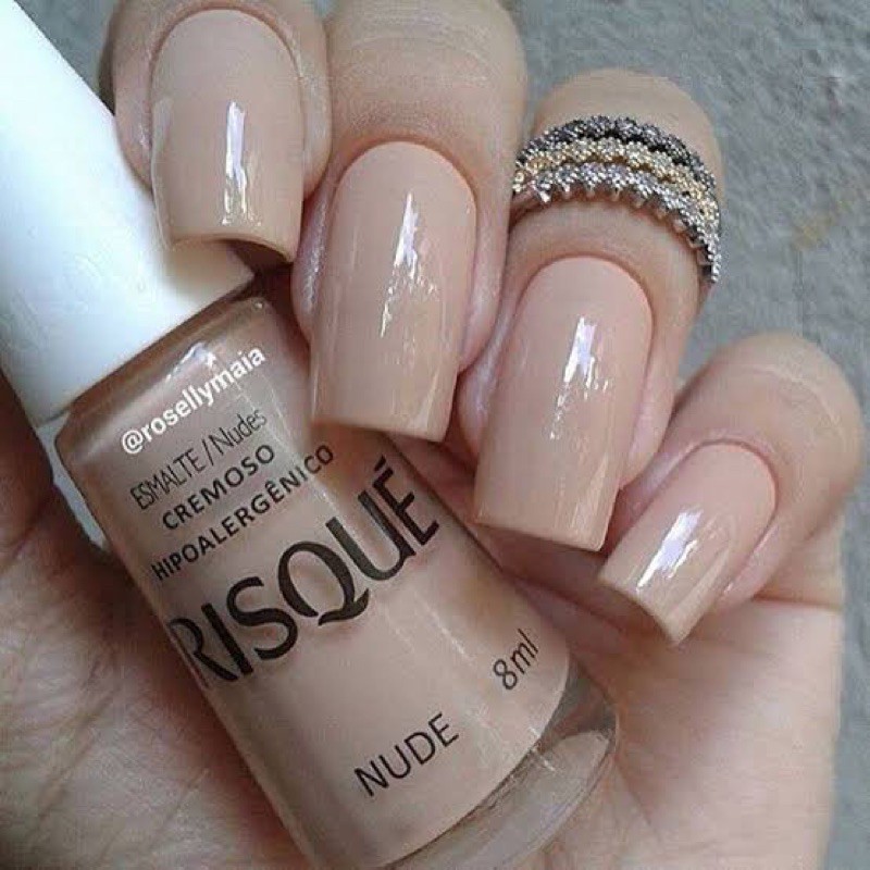 unhas pintadas com esmalte nude natural da Risque