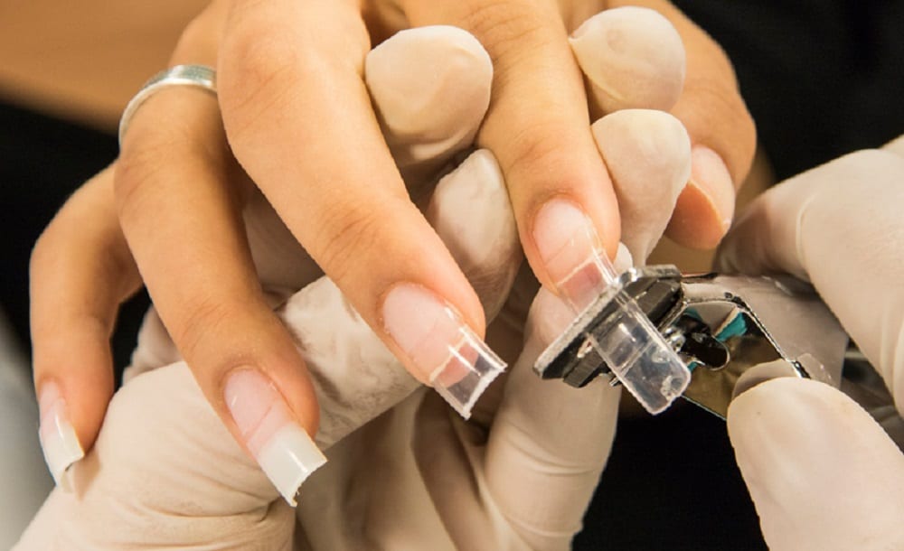 Procedimento de colocação de unhas artificiais na tips