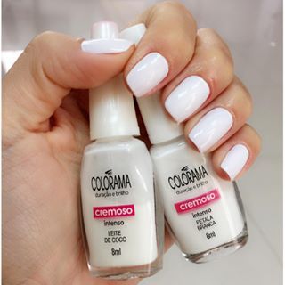 Unhas pintadas com esmalte branco Colorama - Leite de coco e Pétala branca