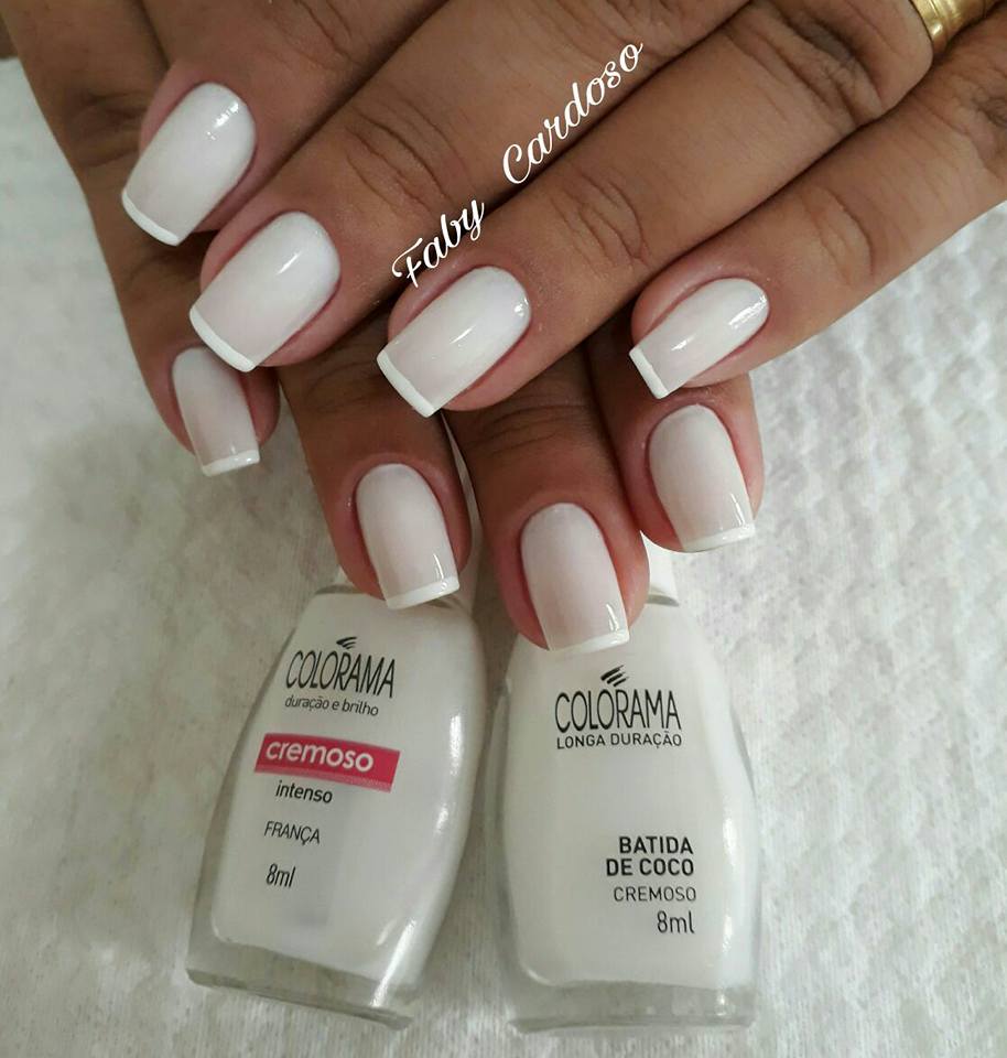 Unhas das mãos com francesinha pintadas de esmalte branco