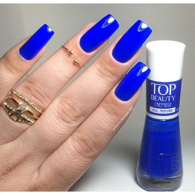 Unhas pintadas com esmalte azul da Top Beauty