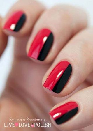 Unhas pintadas de vermelho e preto. Cada unha foi pintada mais da metade de vermelho e outra metade de preto.