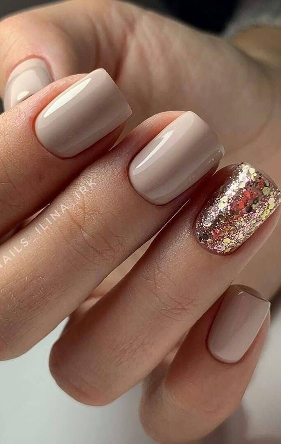 Unhas decoradas nude com glitter