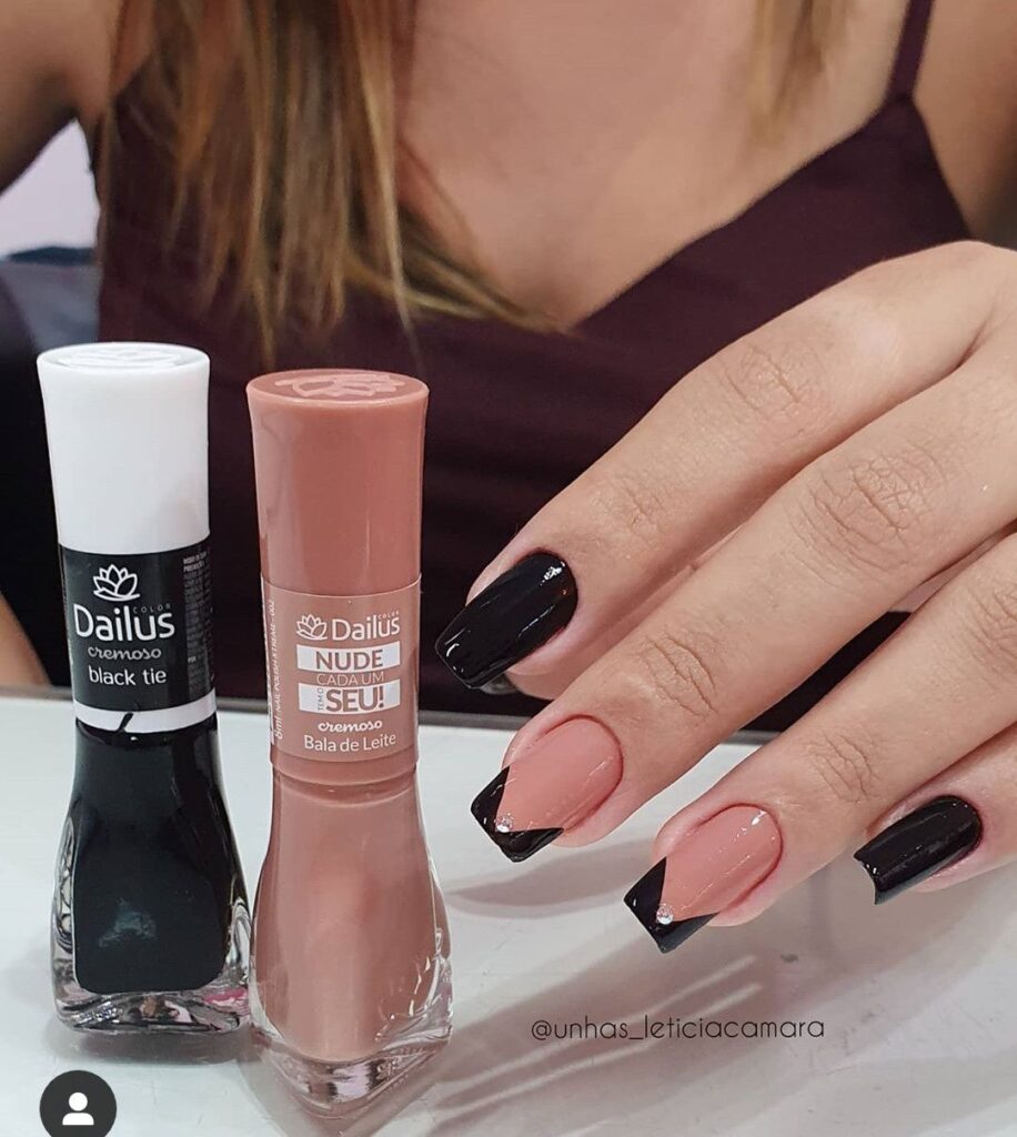 Unhas decoradas nude com preto