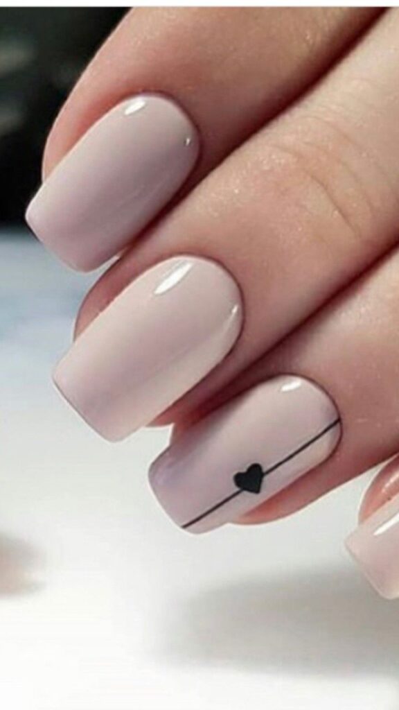 Unhas nude com coração