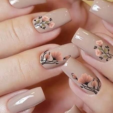 Unhas nude com flores