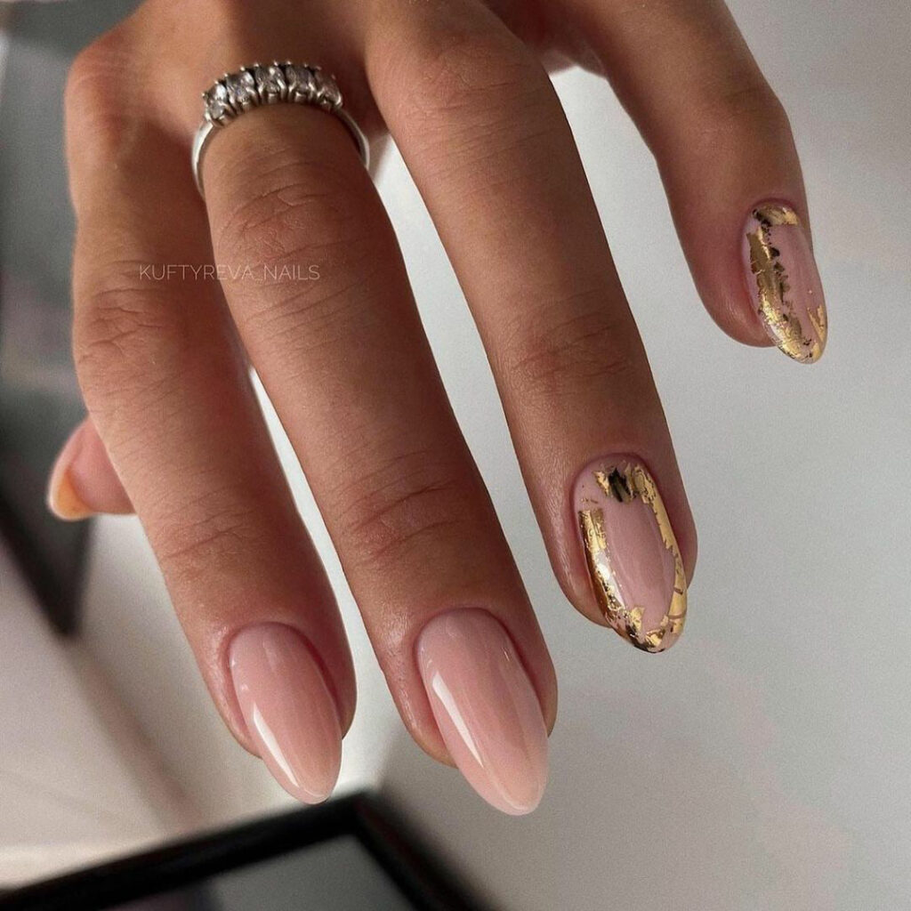 Unhas nude com folhas de ouro