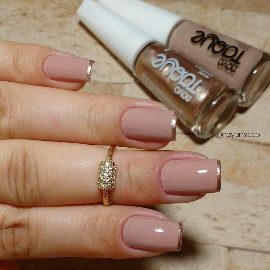 Unhas nude com francesinha dourada