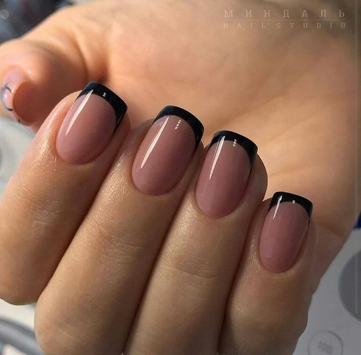 Unhas nude com francesinha preta