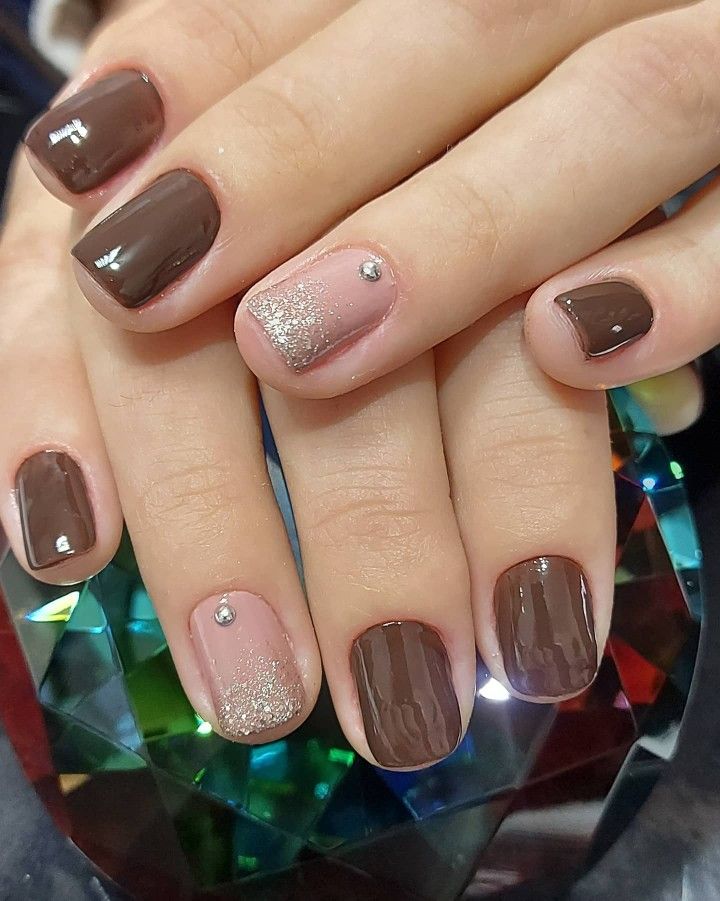 Unhas nude com marrom