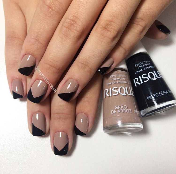 Unhas nude com preto