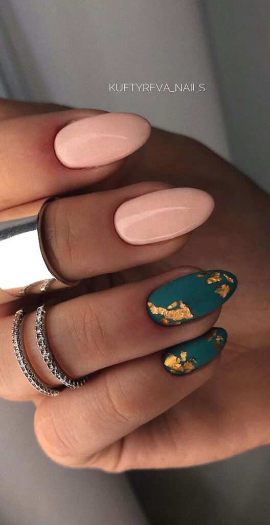 Unhas nude e unhas verde com folha de ouro