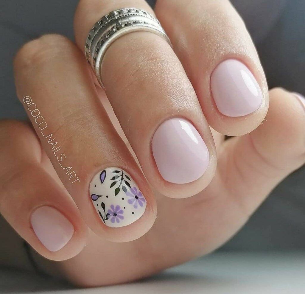 Unhas brancas curtas com decoração de flores