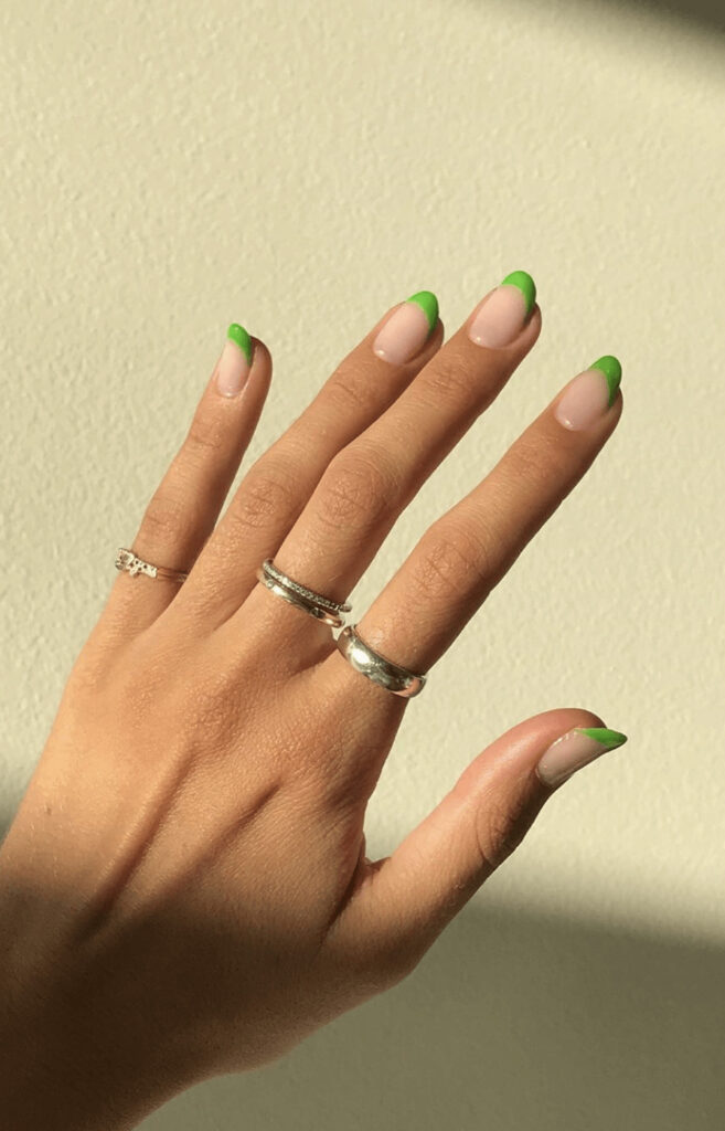 Unhas com francesinha verde