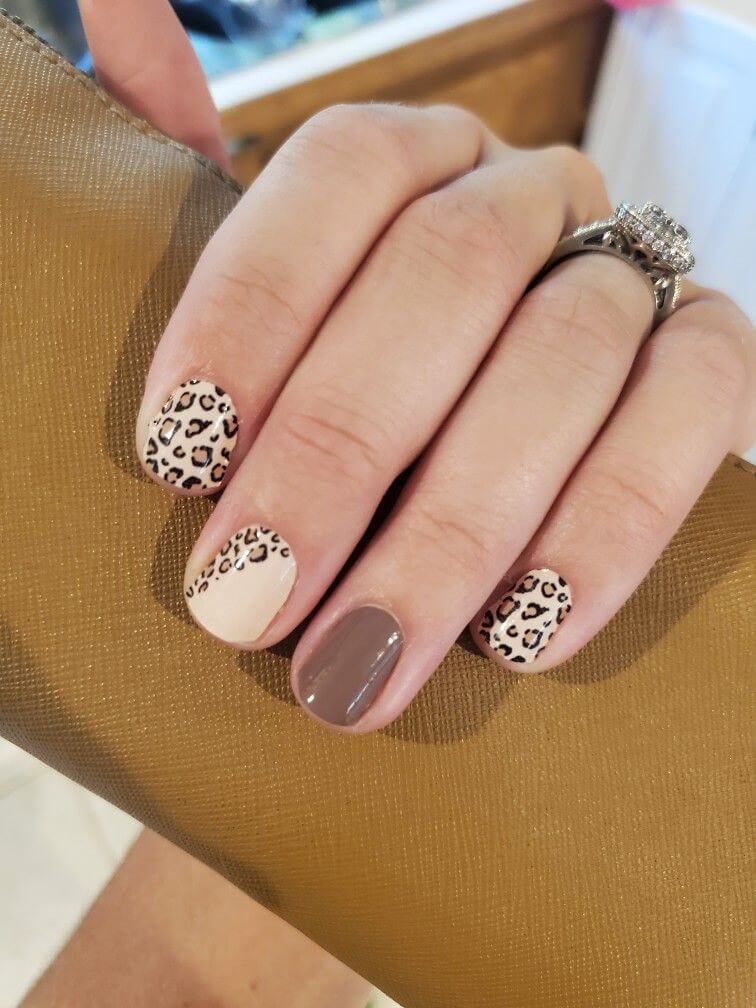 Unhas curtas decoradas animal print em tons nude