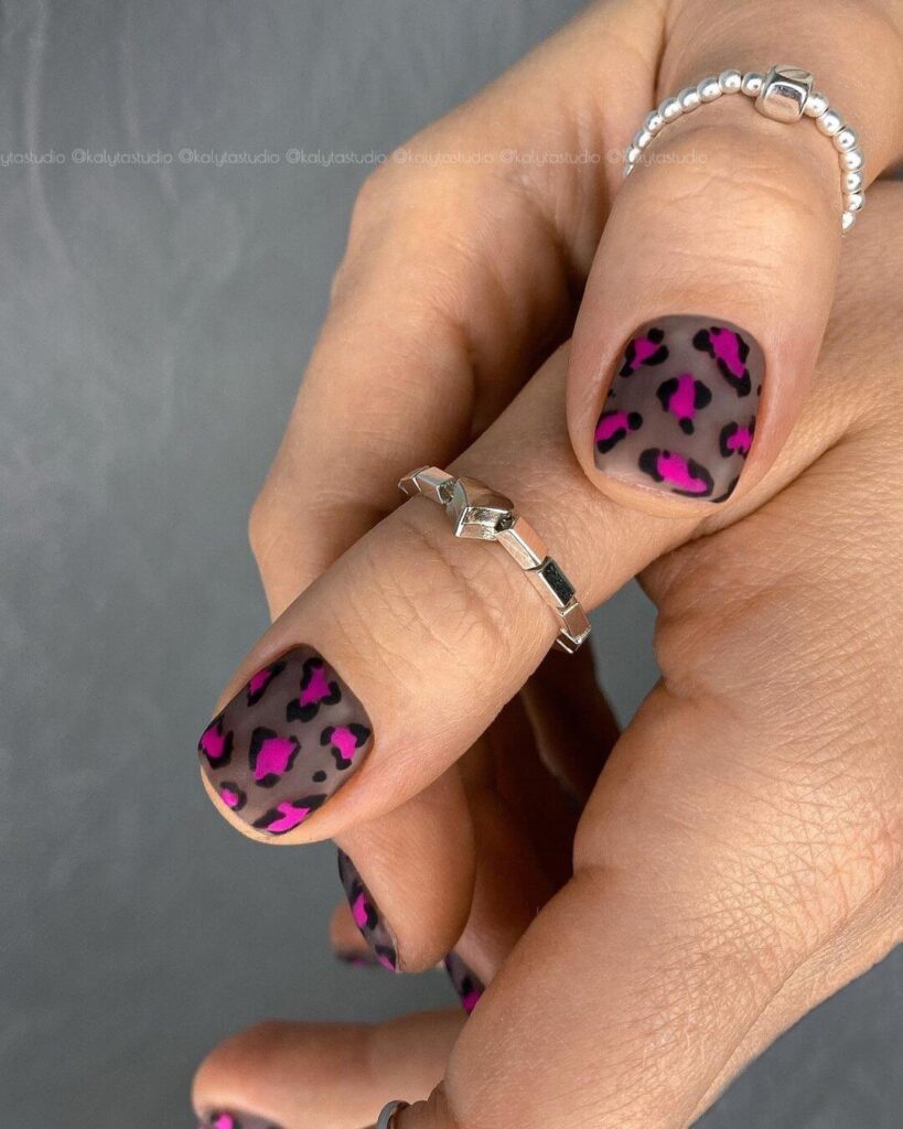 Unhas curtas com decoração animal print onça em todas as unhas 