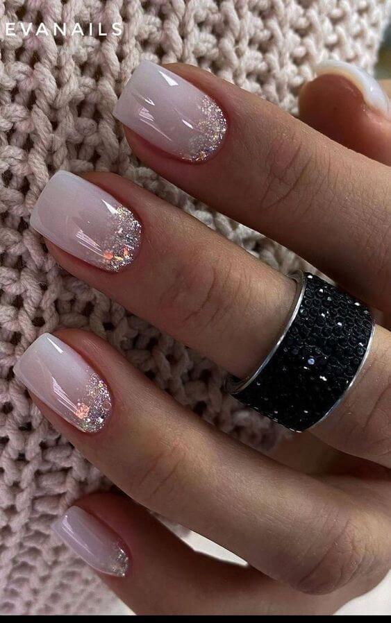 Unhas curtas brancas com glitter