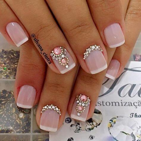 Unhas curtas brancas com pedras