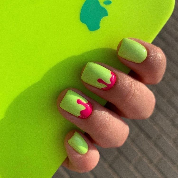 Unhas curtas verde com desenho derretendo rosa