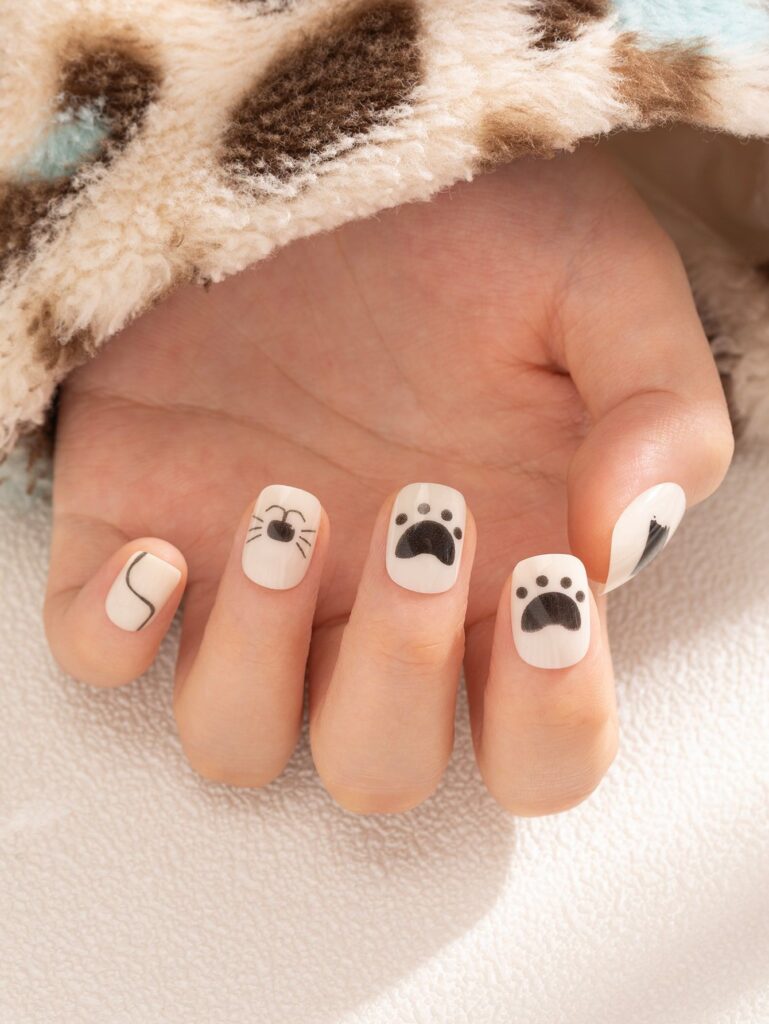 Unhas curtas com desenhos de carinha e patinhas de cachorro 