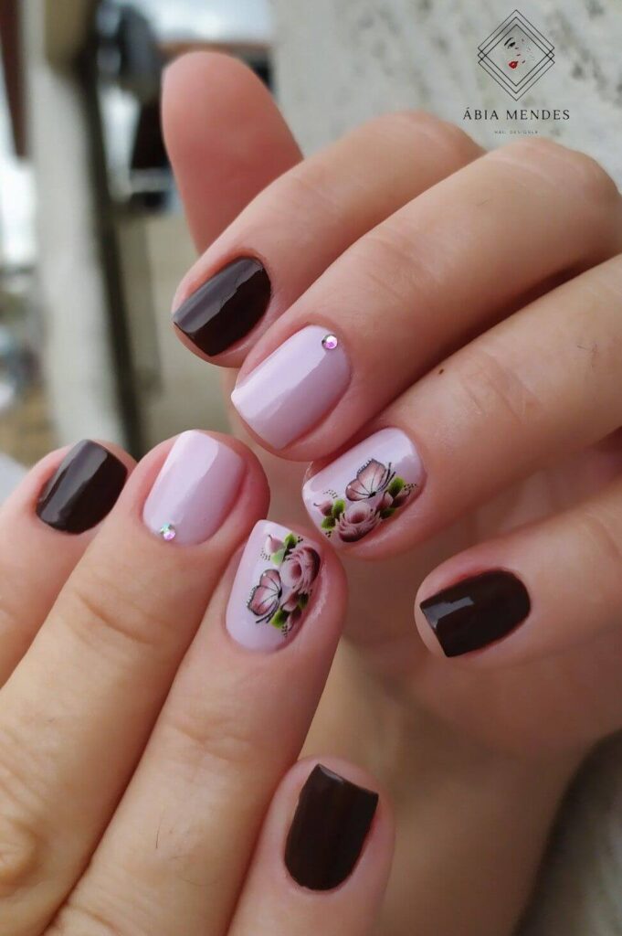 Unhas curtas dexoradas com flores