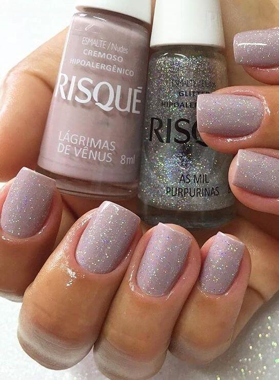 Unhas curtas decoradas com glitter