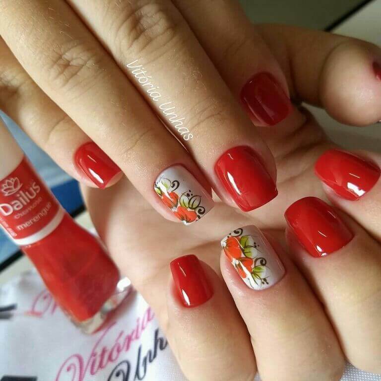 Unhas curtas decoradas vermelhas com flores