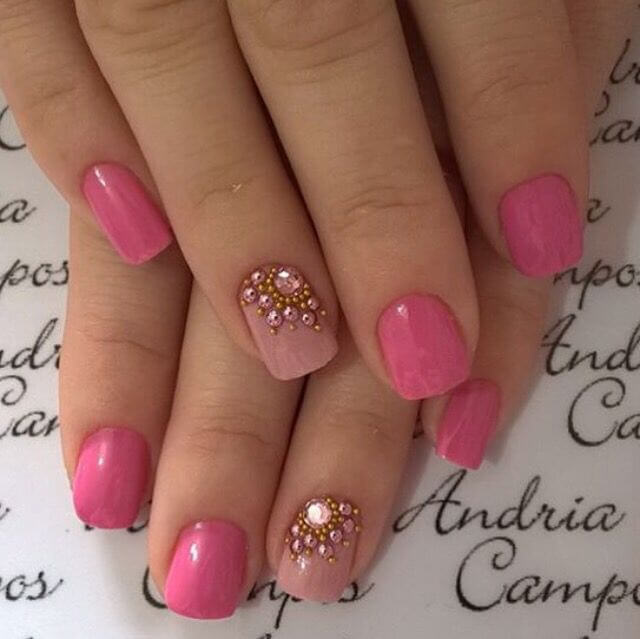 Unhas curtas decoradas rosa com pedras