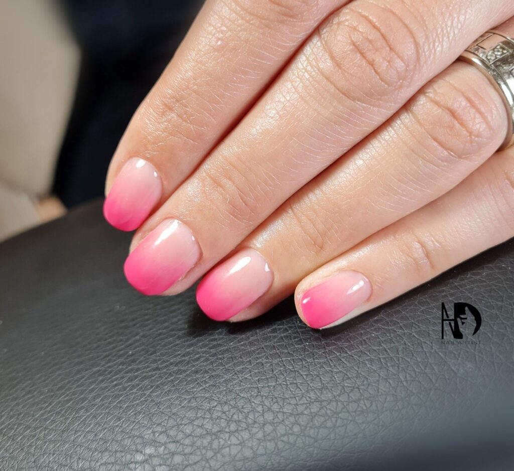 Unhas curtas decoradas em degradê rosa