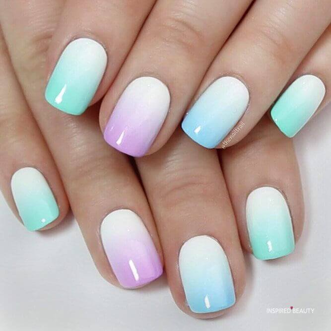 Unhas curtas com decoração degradê branco e colorido