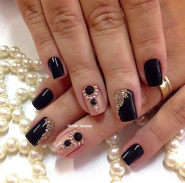 Unhas curtas pretas com nude e pedras