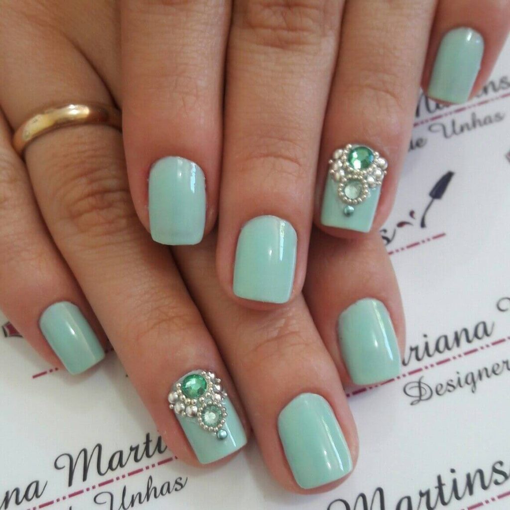 Unhas curtas verde com pedras