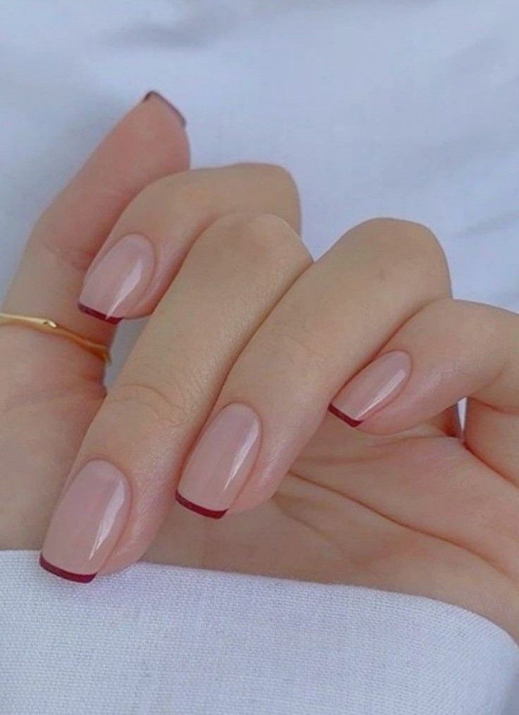 Unhas curtas com francesinha vermelha