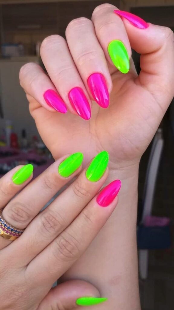 Unhas rosa e verde