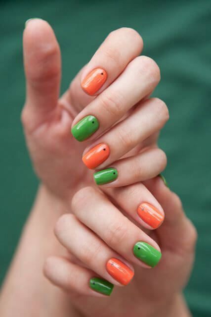 Unhas verde com laranja