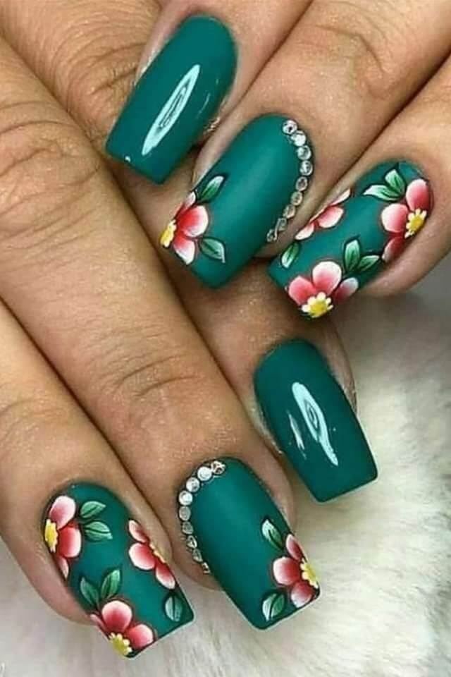 Unhas verde com flores