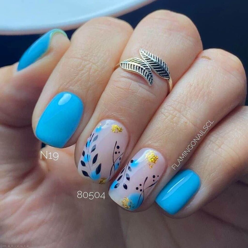 esmaltação azul com decoração de folhas