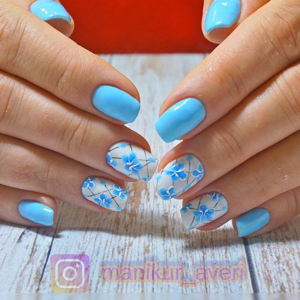 Unhas azul claro com adesivos