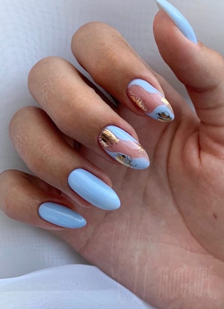 Unhas azul claro com folha de ouro